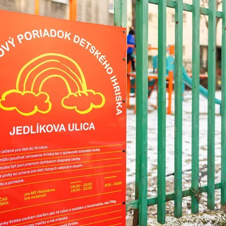 Апартаменты Old Town 2 Garden Free Parking